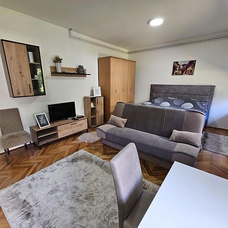 Aloha Apartment โนวีปาซาร์ ภายนอก รูปภาพ