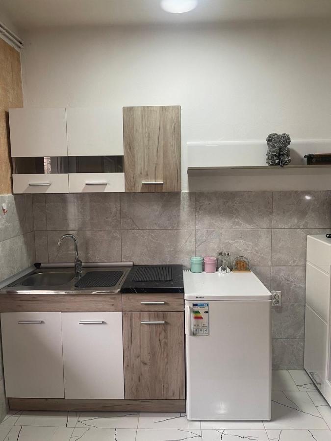 Aloha Apartment โนวีปาซาร์ ภายนอก รูปภาพ