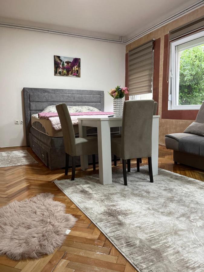 Aloha Apartment โนวีปาซาร์ ภายนอก รูปภาพ
